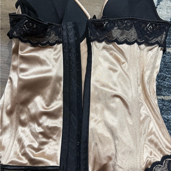 Elegant Black and Tan Lace Bustier / Corset / Large - Picture 4 of 9